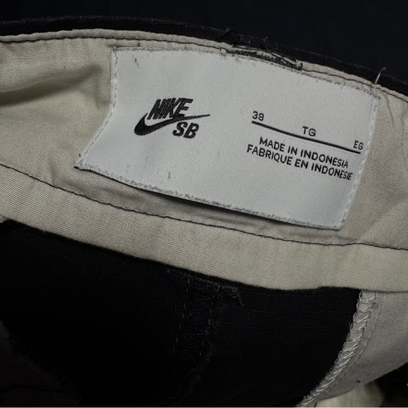 Nike Black and Cream Skate Shorts with SB Label - Picture 3 of 3